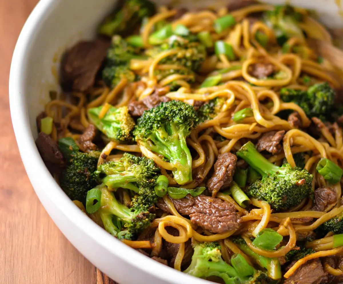 Easy Garlic Ginger Beef & Broccoli Noodles
